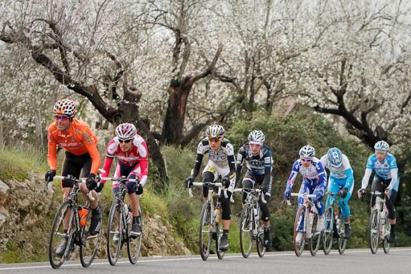 The peloton behind reacting to the attack.