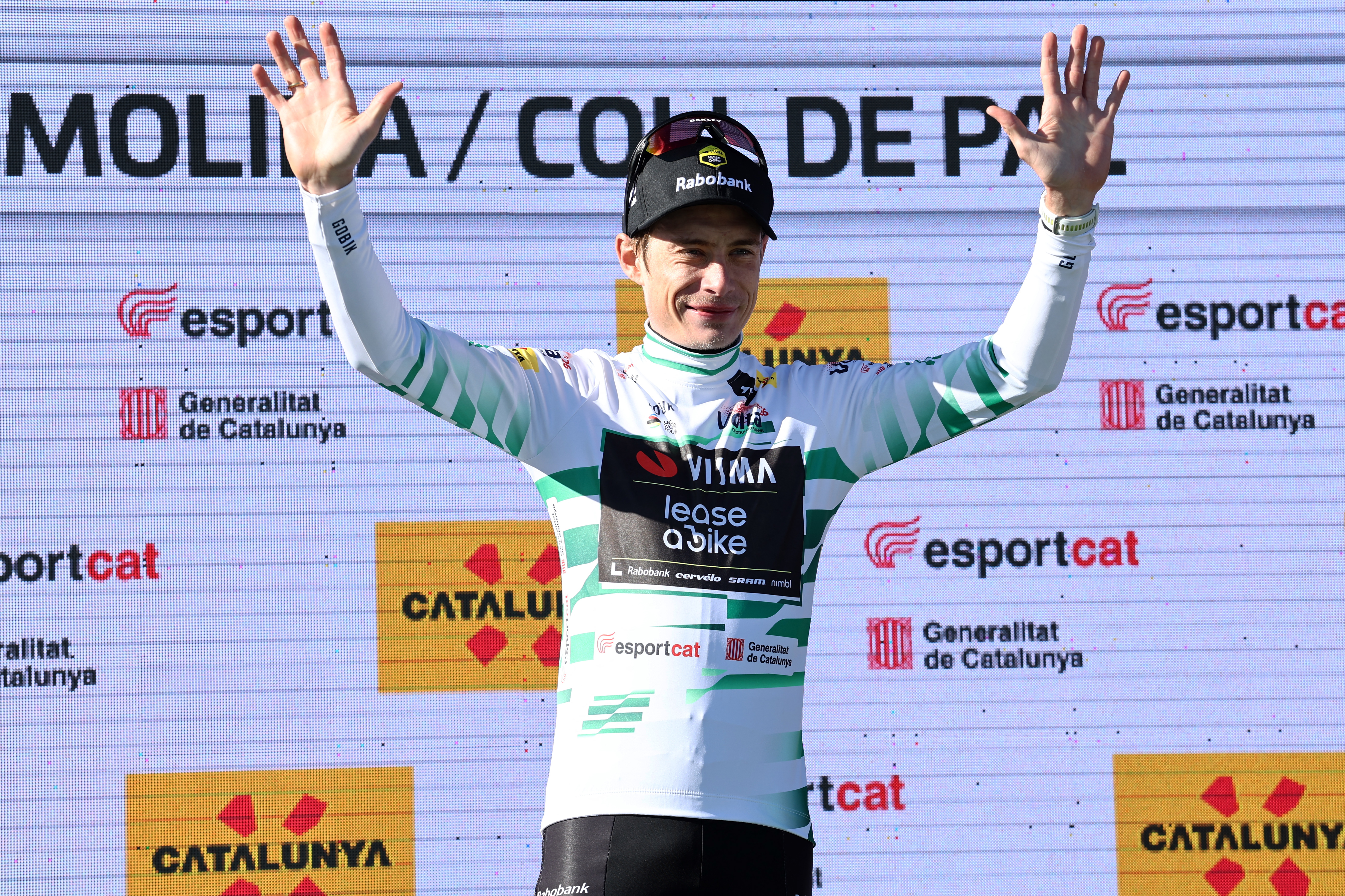 Jonas Vingegaard, ganador de etapa del Team Visma-Lease a bike, celebra en el podio tras convertirse en el nuevo líder de la clasificación general tras la quinta etapa de la vuelta ciclista Volta a Catalunya 2026 en Cataluña, una carrera de 155,5 km entre La Seu d'Urgell y la estación de esquí de La Molina en Alp, el 27 de marzo de 2026. (Foto de Josep LAGO / AFP)