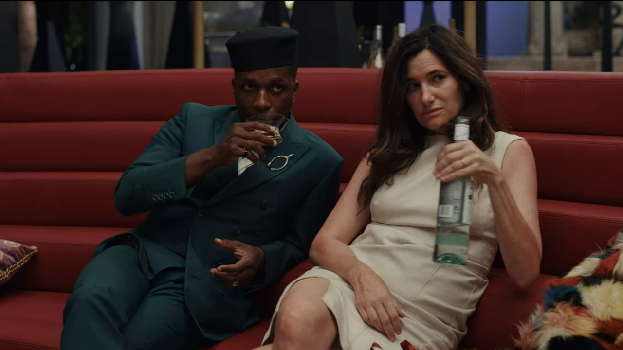 Kathryn Hahn and Leslie Odom Jr. in Glass Onion: A Knives Out Mystery