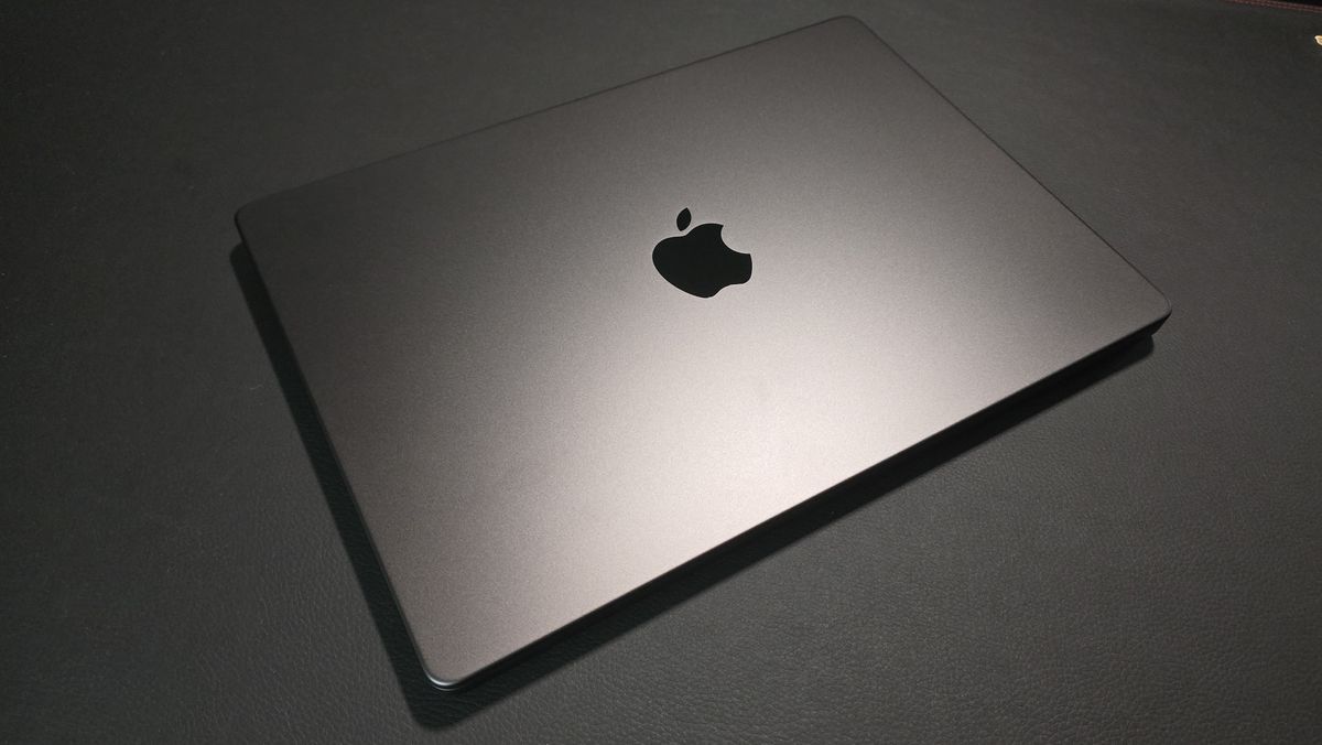 Apple MacBook Pro 14-inch (M5, 2025) in recording studio