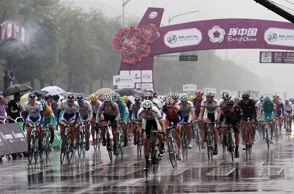 The Tourof China peloton faced a wet day of racing during stage 2.