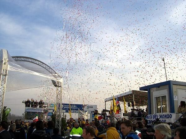 With 40,000 cross fans over two days and good weather, the 2008 UCI World Cyclo-cross Championships ended with a celebratory spray of confetti.