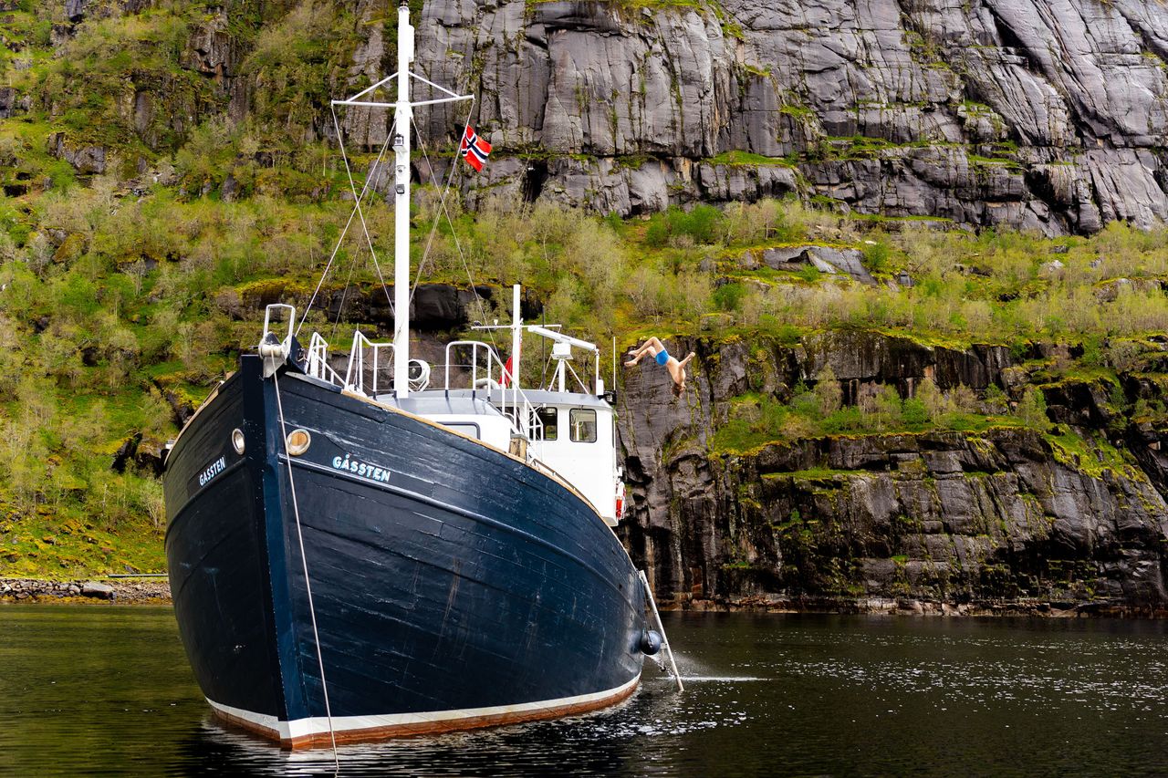 Hugh Francis Anderson dives into the bracing 8˚C waters from the deck of HMS Gåssten.