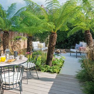 garden area with table and chairs