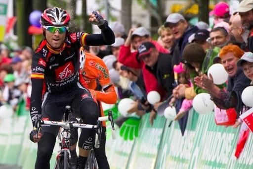 Alejandro Valverde (Caisse d'Epargne) pips Igor Ant&oacute;n (Euskaltel-Euskadi) for the stage win