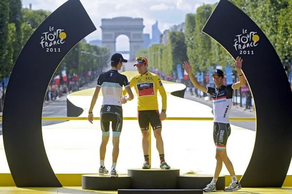 Runner-up Andy Schleck congratulates Cadel Evans (BMC)