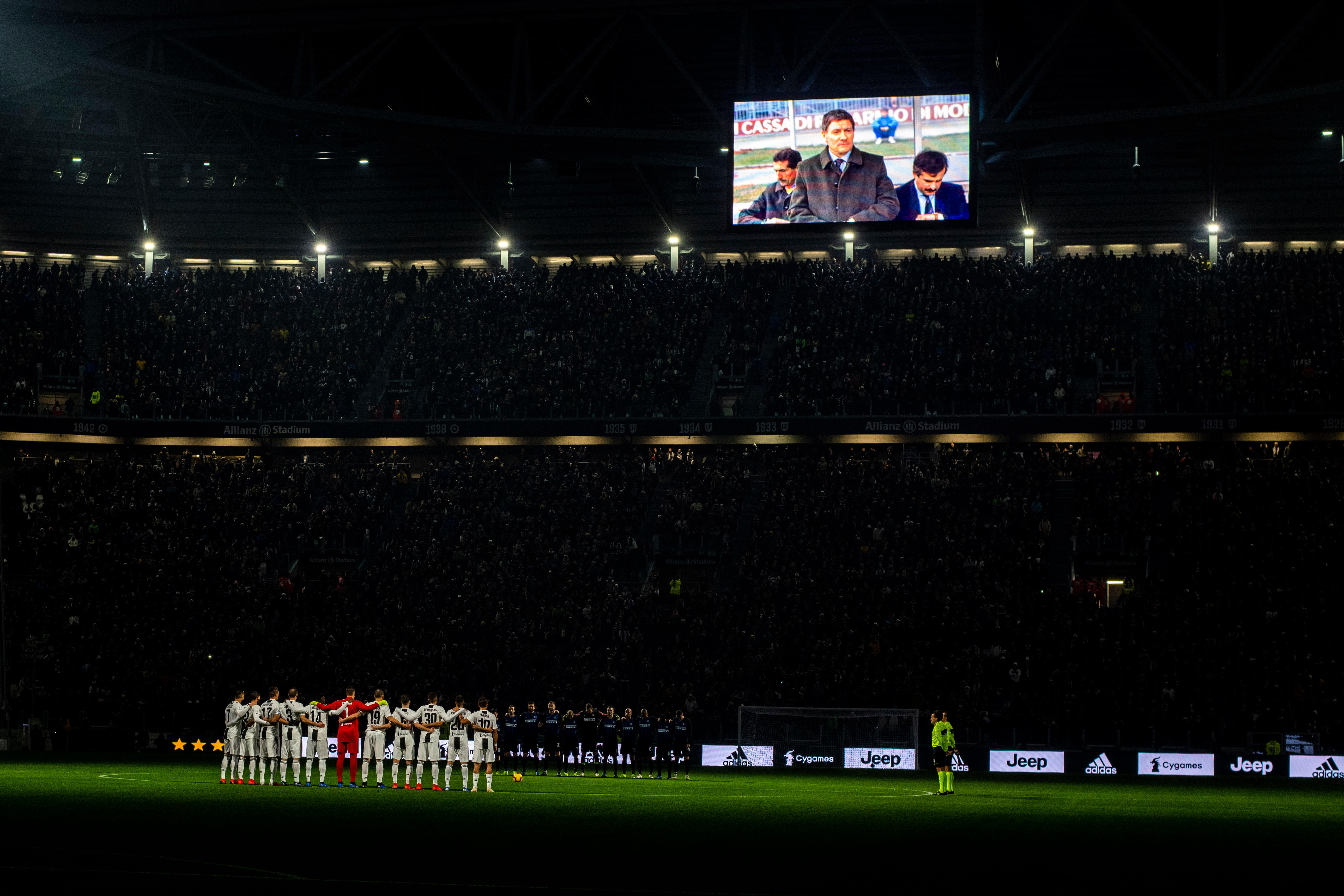 Juventus and Inter players observe a minute's silence following the death of former Torino coach Luigi Radice in December 2018.