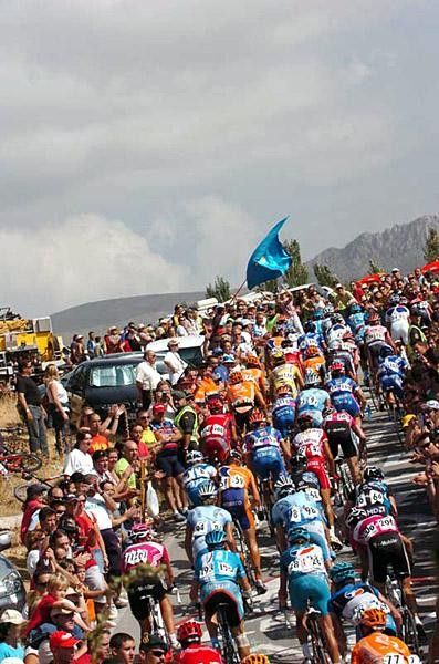 The main peloton climbs the Monachil