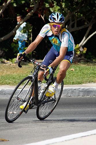 Alberto Contador en route to the win in the overall standings.