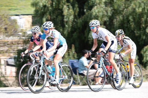 A break in the women's race makes its way through the feed zone.