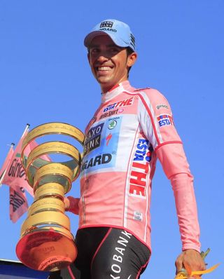 Alberto Contador (Saxo Bank-SunGard) takes the spoils.
