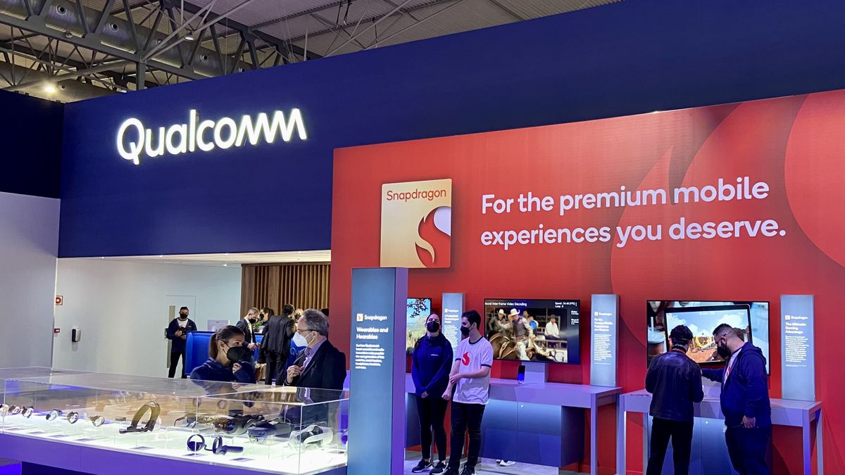 Qualcomm stand at MWC 2022 with Snapdragon logo visible