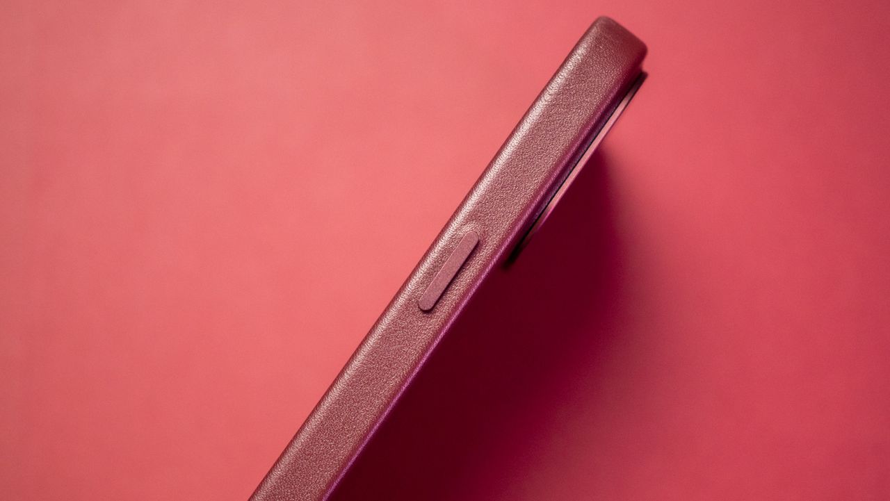 Mujjo leather case iPhone 15 Pro Max