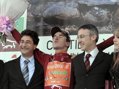 Igor Ant&oacute;n (Euskaltel-Euskadi) in the race leader's jersey
