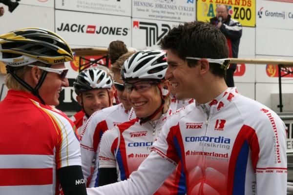 Rasmus Guldhammer catches up with some mates at the sign-on