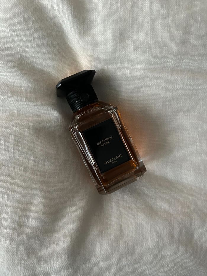 A picture of Guerlain Angélique Noire on a white linen background
