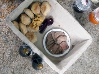 Bread, roast beef and prosecco