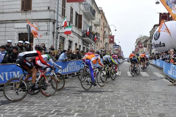 The peloton rounds a bend