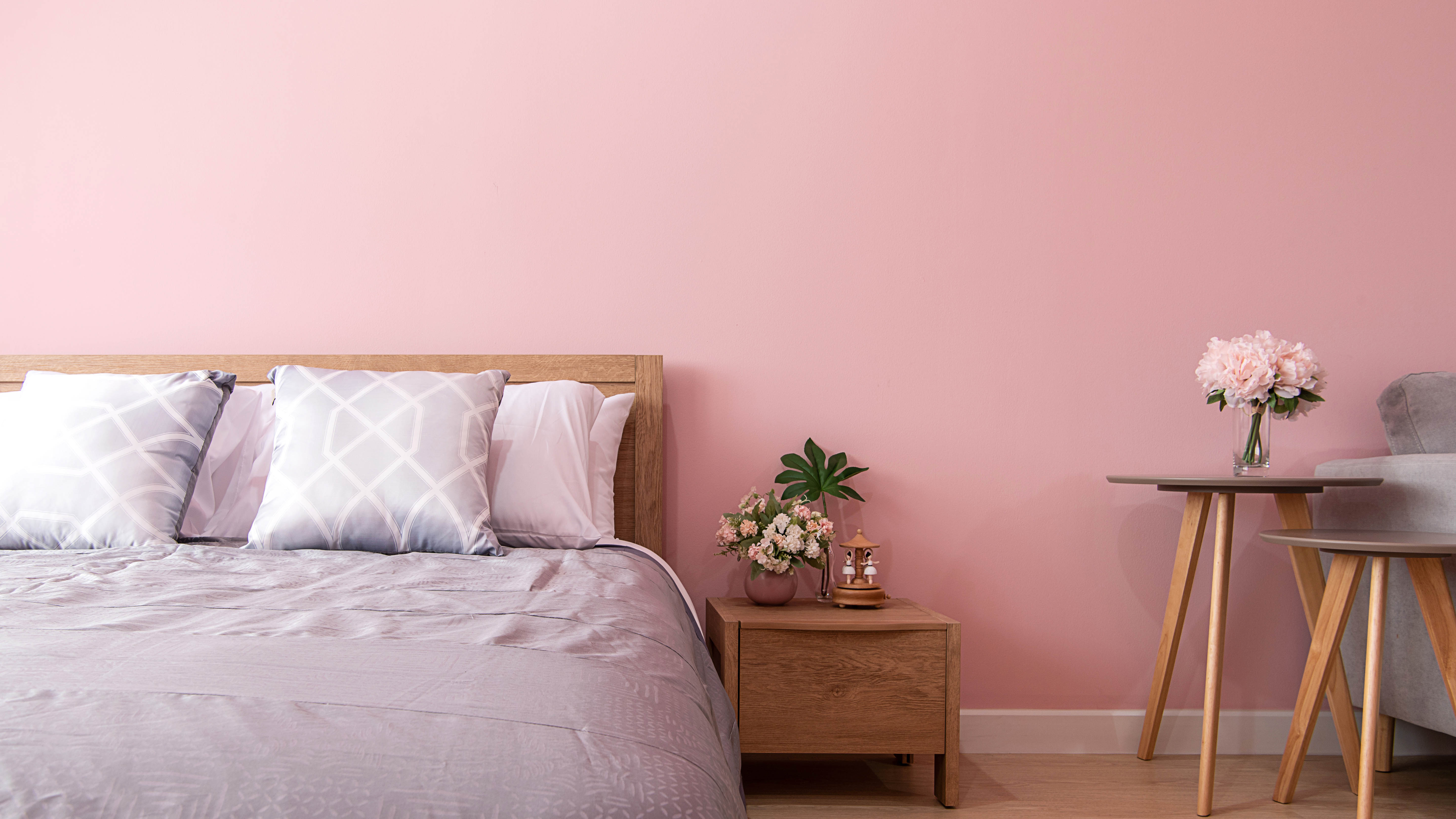 Нежно-розовая стена в спальне