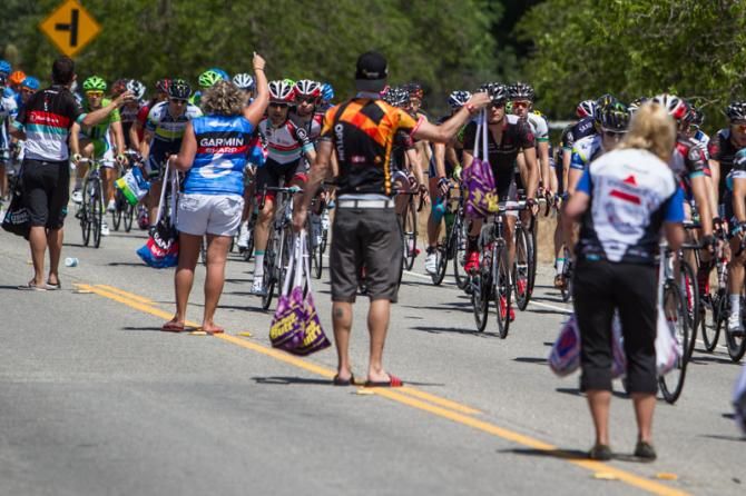 The race heads through the feed zone.
