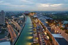 Aerial view of the Marina Bay Sands infinity pool at sunset