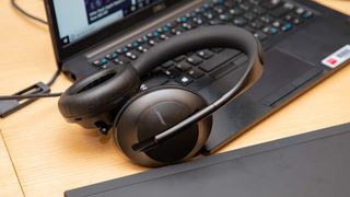 Sony WH-1000xM4 vs Bose 700: Which is best?