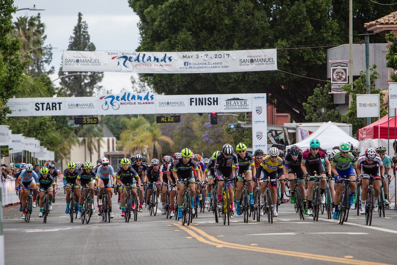 The women leave the start line.\
