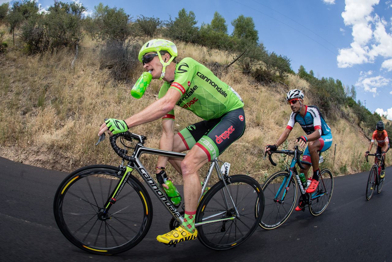 Ben King (Cannondale) takes on a fresh water bottle