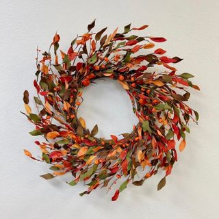 Ansuma Artificial Twig Wreath against a gray background.