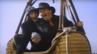 Sally Kellerman and Dave Thomas in a hot air balloon in Boris and Natasha: The Movie