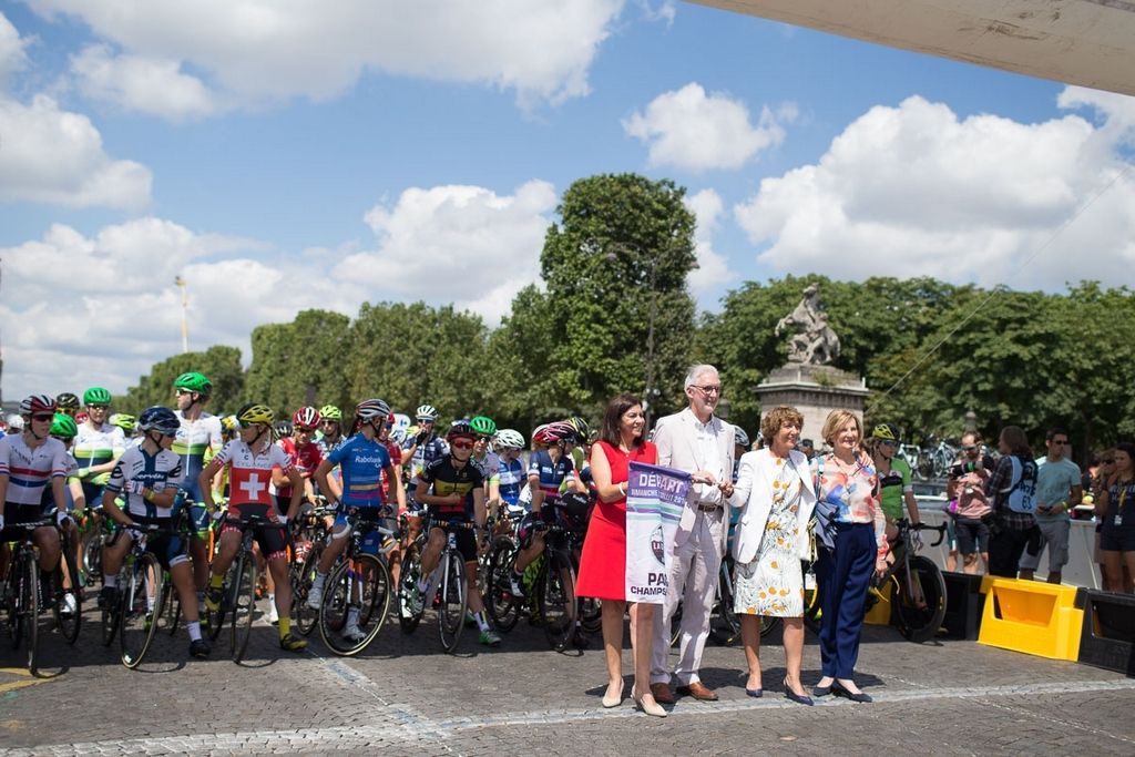 UCI President Brian Cookson and local dignitaries prepare to get the race underway