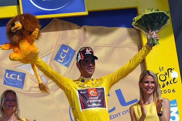 Oscar Pereiro (Caisse d'Epargne) salutes in the maillot jaune
