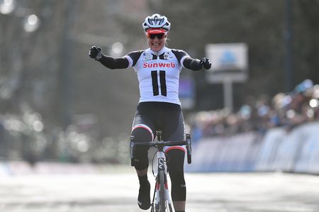 Lucinda Brand arriving solo to take the win at Omloop Het Nieuwsblad