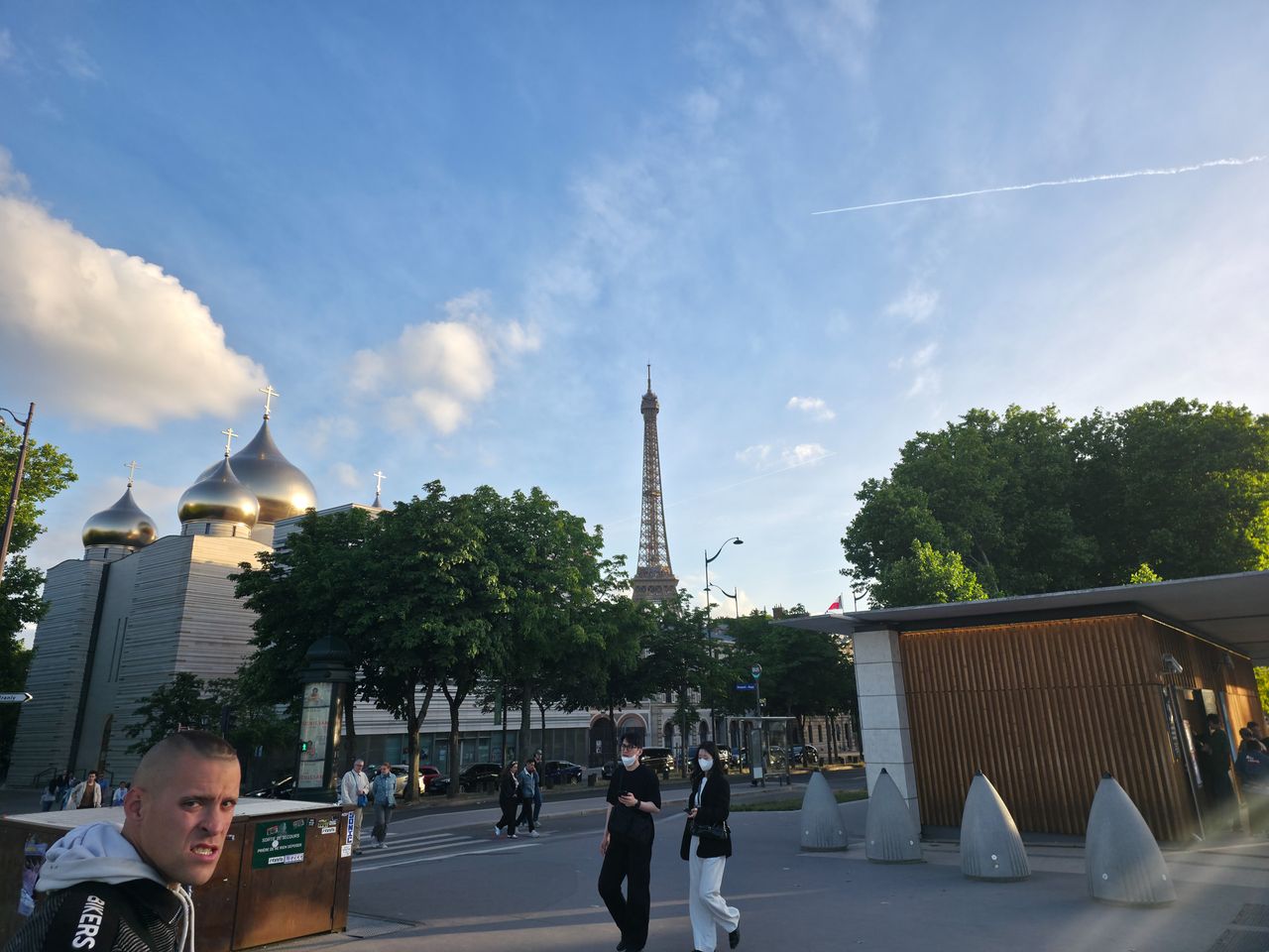 Daylight camera sample captured on the Galaxy S25 Edge of the Eiffel Tower against a blue sky backdrop
