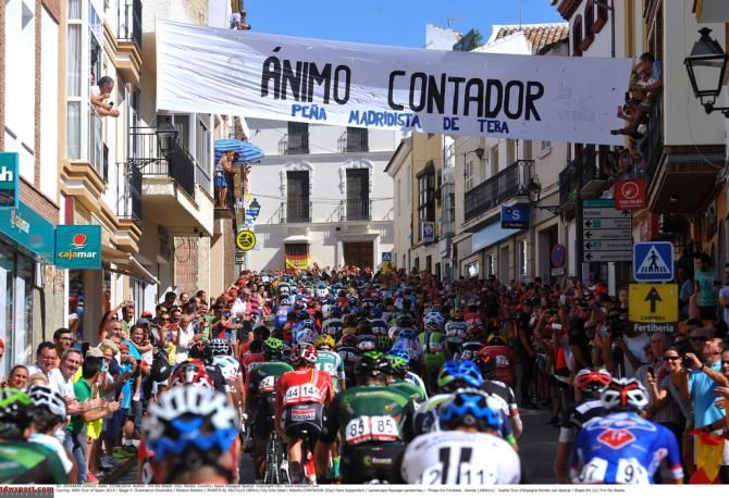 Fans encouraging Alberto Contador (Tinkoff-Saxo)