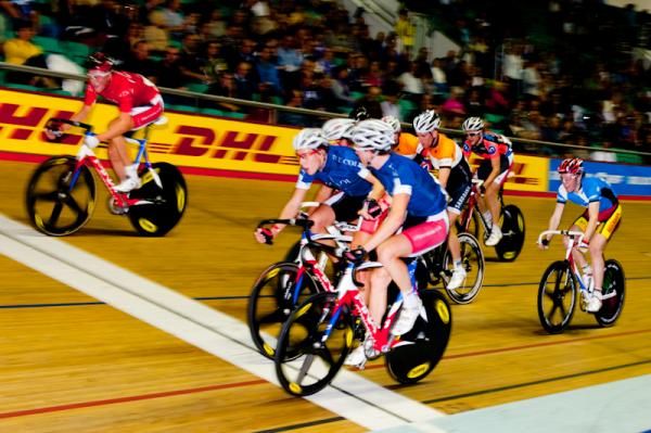Le Col changing on the way to winning the 3 man Madison