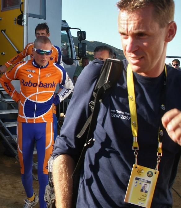 Denmark's Michael Rasmussen (Rabobank) follows his team manager Erik Dekker before exiting the 2007 Tour de France over whereabouts issues.