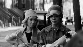 Sort-hvid-billede af Tessa Thompson og Ruth Negga, som går på gaden i en scene fra filmen Passing