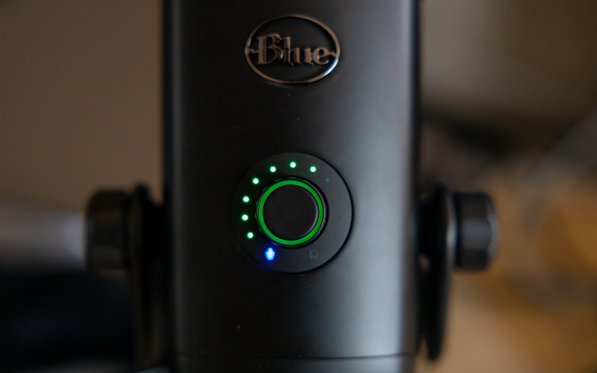 En närbild på knappen/ratten på Blue Yeti X