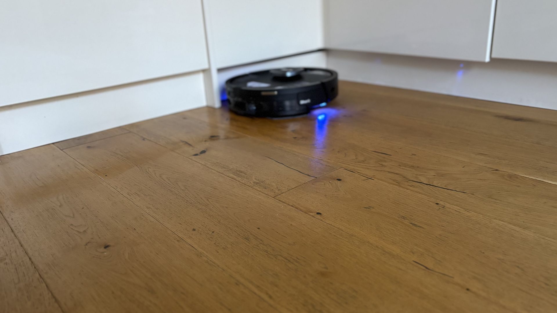 Testing the Shark PowerDetect UV Reveal Robot Vacuum + Mop by mopping the corner