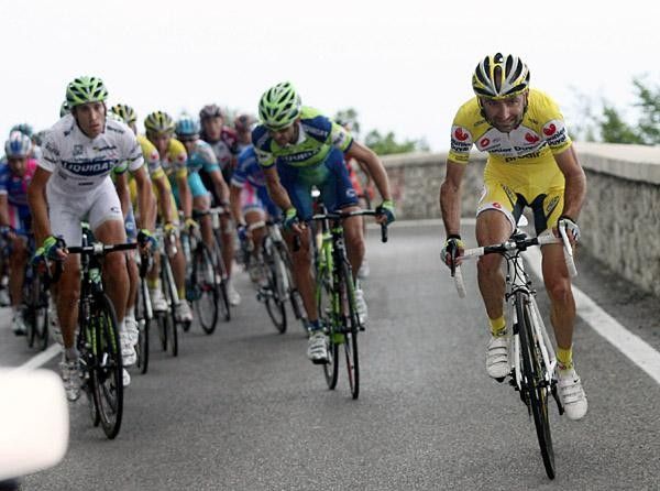 Leonardo Piepoli (Saunier Duval-Prodir) attacks on the final climb.