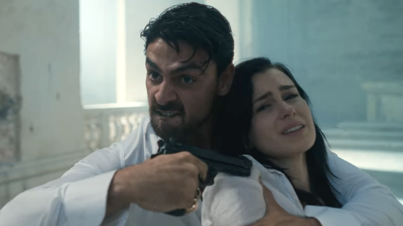 Laura es retenida a punta de pistola por Adriano en 365 días: hoy en Netflix