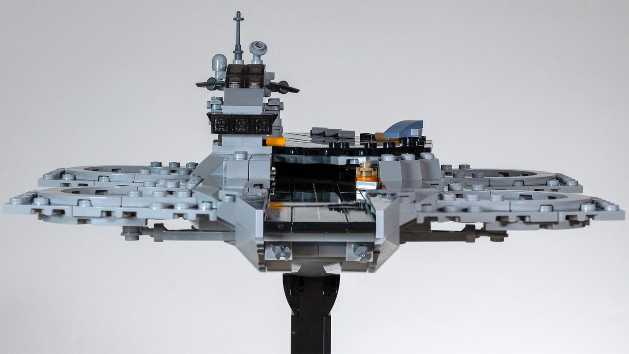 The Avengers Helicarrier (76295) front-on view on a neutral background