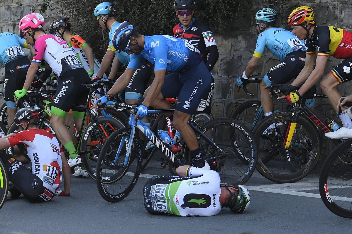 Mark Cavendish (Dimension Data) crashed in Milan-San Remo