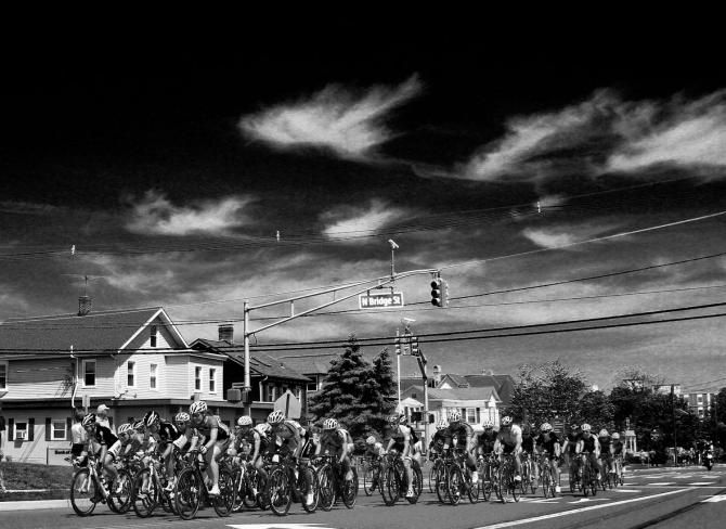 Women's field crosses North Bridge.