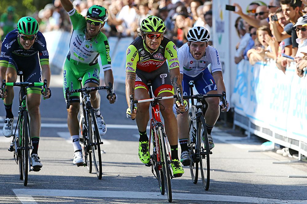 The bunch sprint at GP Bruno Beghelli
