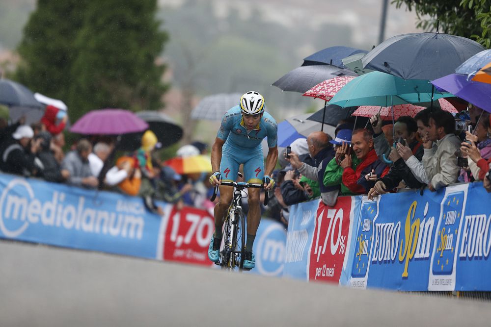 Tanel Kangert (Astana) tries a late solo move.