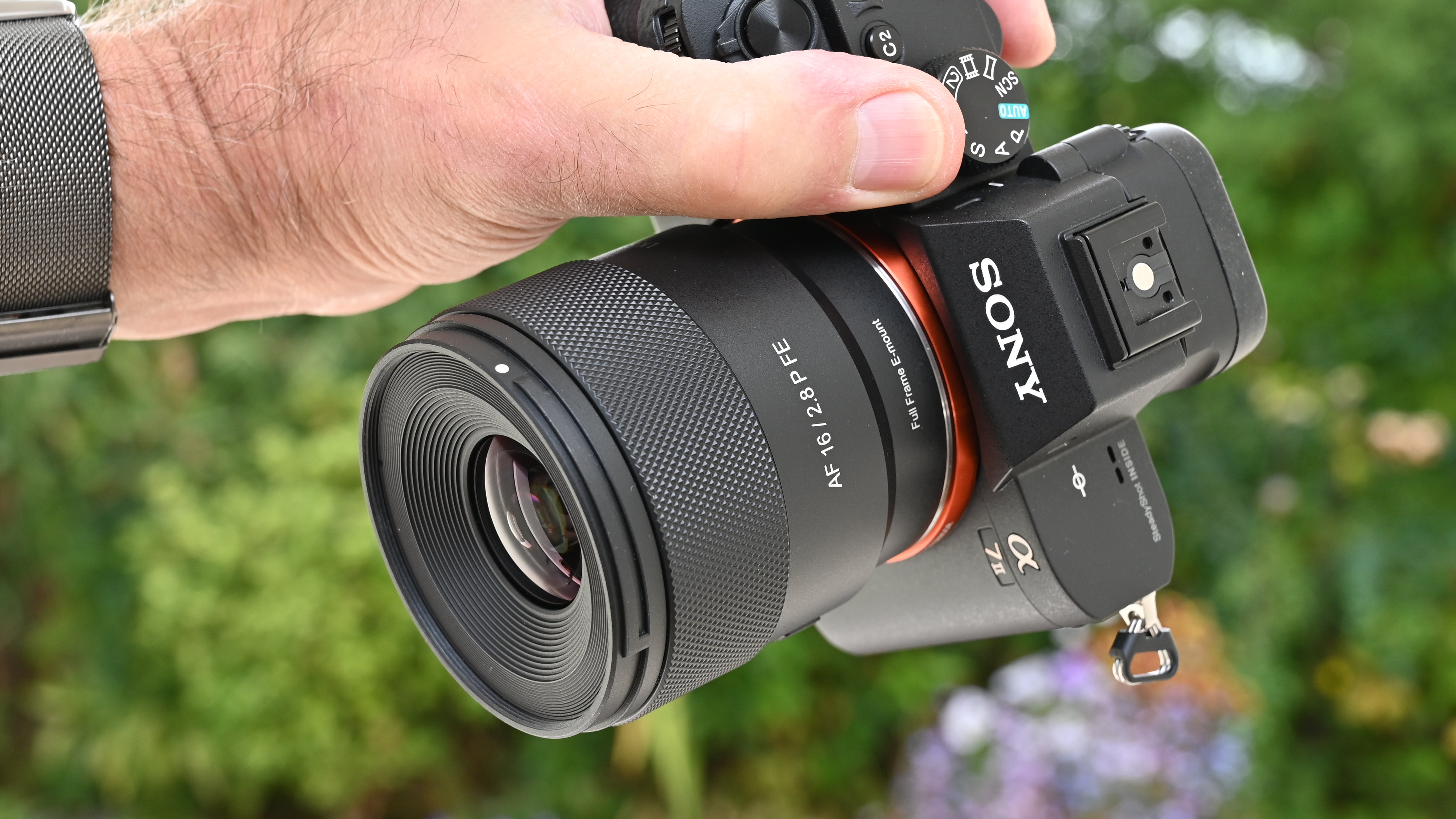 LK Samyang AF 16mm f/2.8 P FE product shot