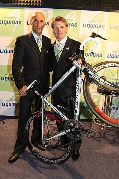 Stefano Garzelli and Danilo Di Luca show off their 2006 Bianchi team rig.