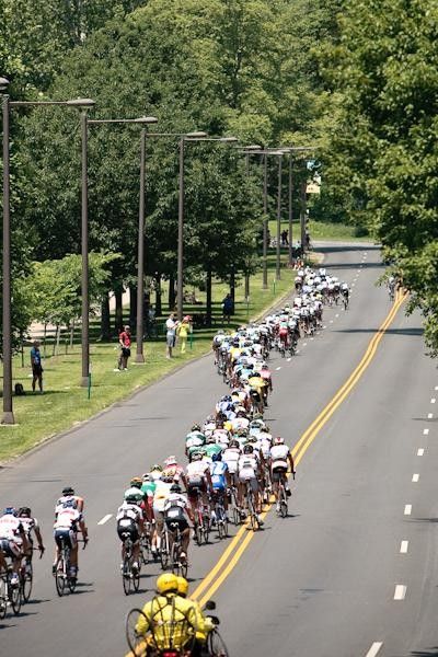 The men start to get strung out to to bring back the break.